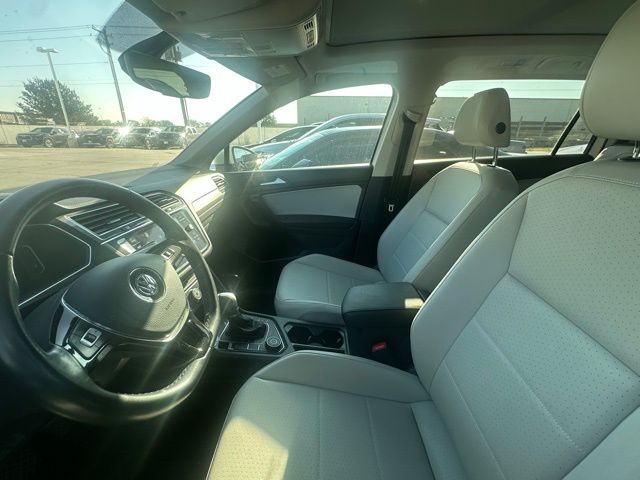 2019 Volkswagen Tiguan SEL R-Line photo 5
