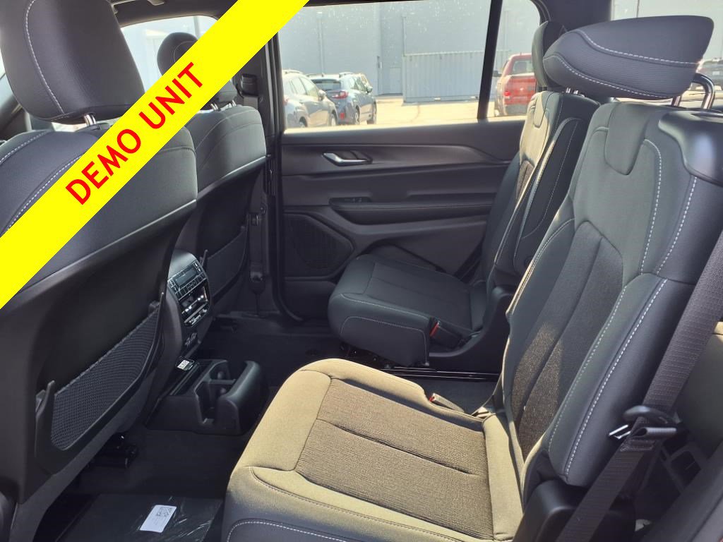 2025 Jeep Grand Cherokee Laredo X photo 15