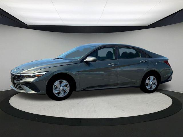 2025 Hyundai Elantra SE photo 2