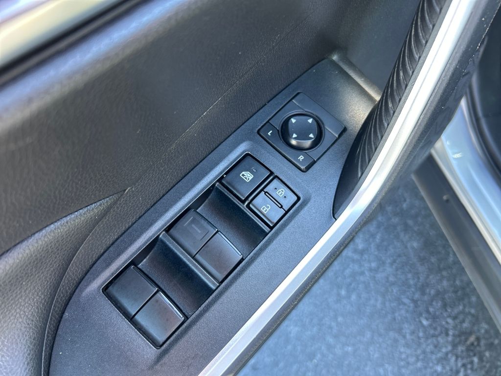 2021 Toyota RAV4 XLE photo 18