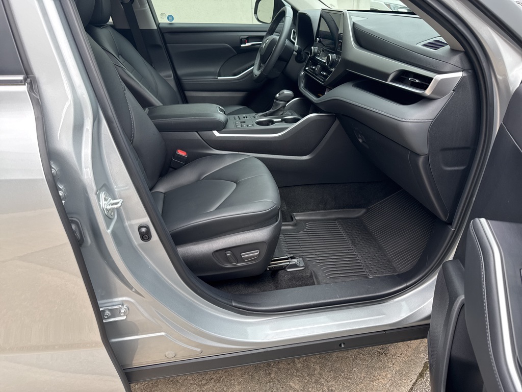 2024 Toyota Highlander XLE photo 2