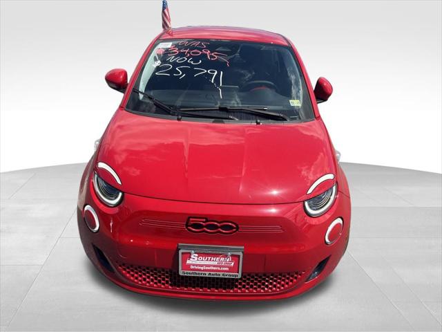 2024 Fiat 500e Red photo 13