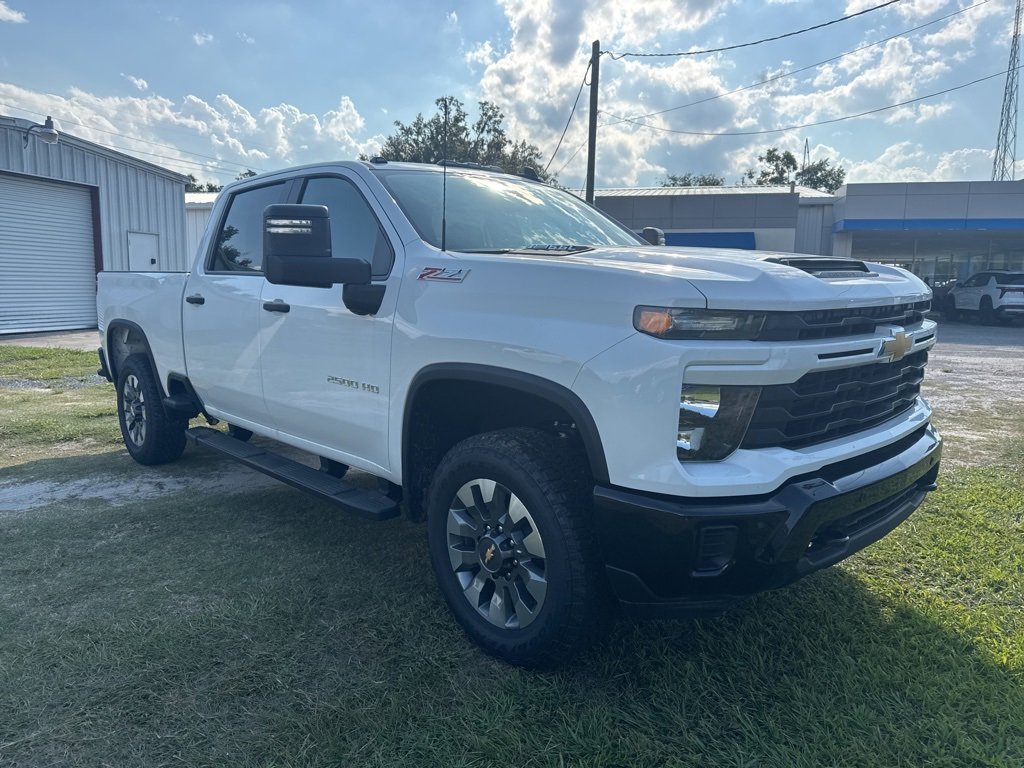 2025 Chevrolet Silverado 2500HD Custom photo 3