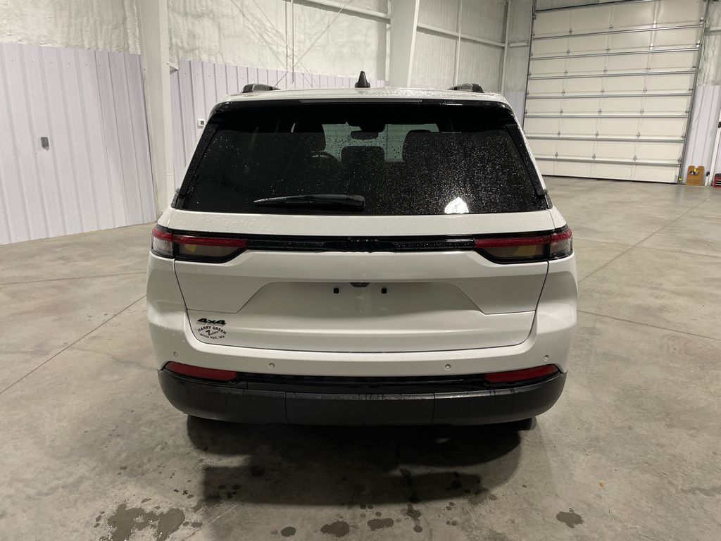 2023 Jeep Grand Cherokee Altitude photo 3