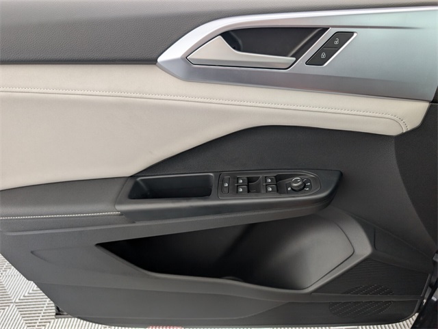 2025 Volkswagen Taos SE photo 10