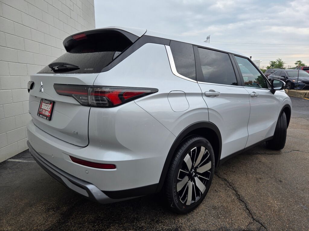 2025 Mitsubishi Outlander SE photo 9