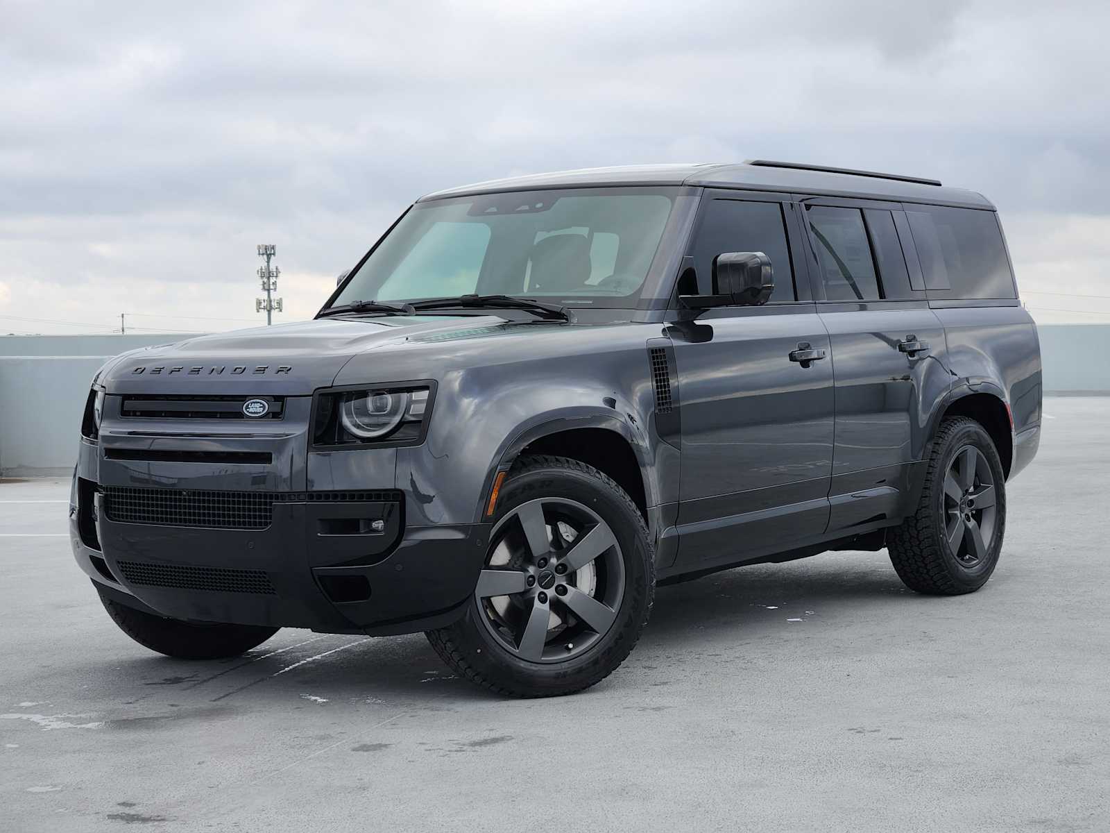 2026 Land Rover Defender X-Dynamic SE's photo