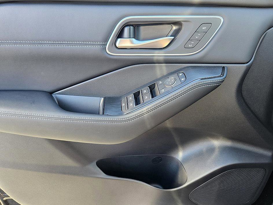 2025 Nissan Rogue Platinum photo 30