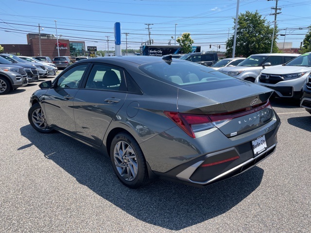 2024 Hyundai Elantra SEL photo 4