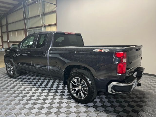 2022 Chevrolet Silverado 1500 LT photo 3