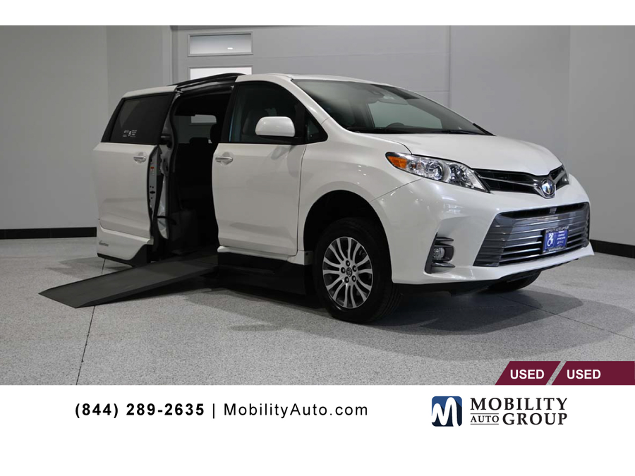 2018 Toyota Sienna XLE's photo
