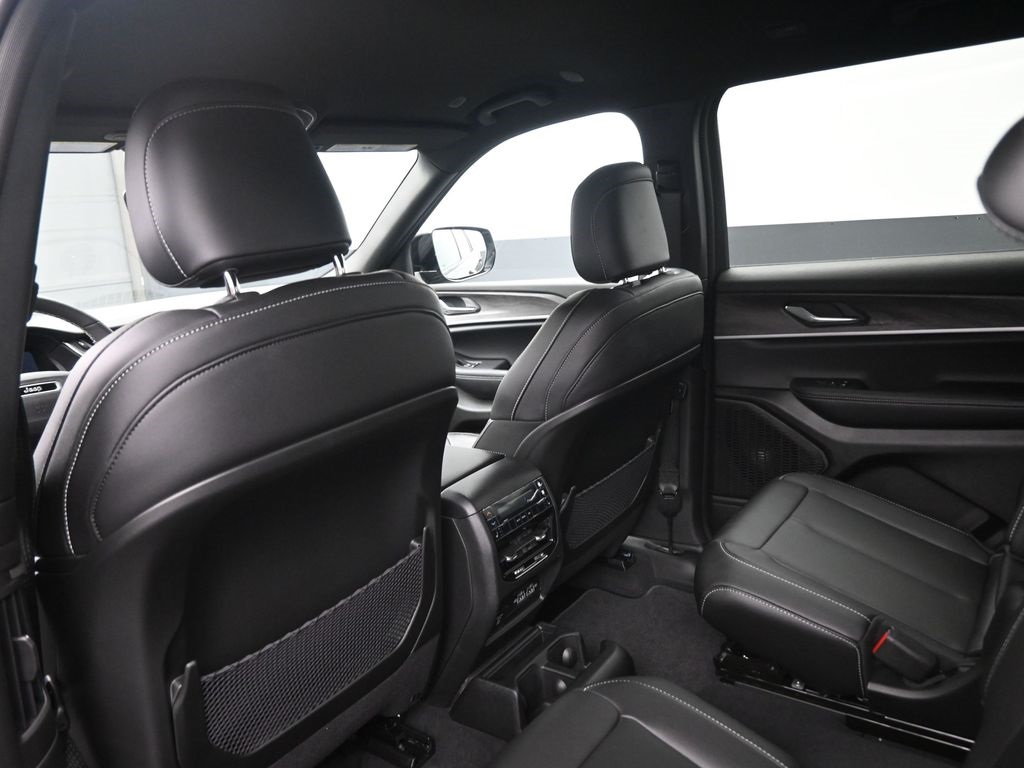2025 Jeep Grand Cherokee Limited photo 2