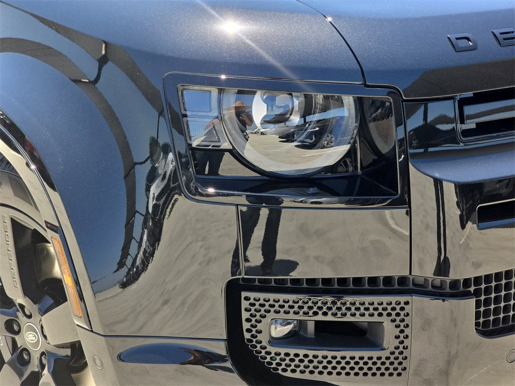 2025 Land Rover Defender 110 V8 photo 30