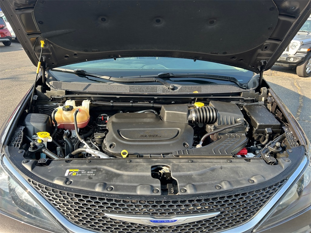 2019 Chrysler Pacifica Touring photo 19