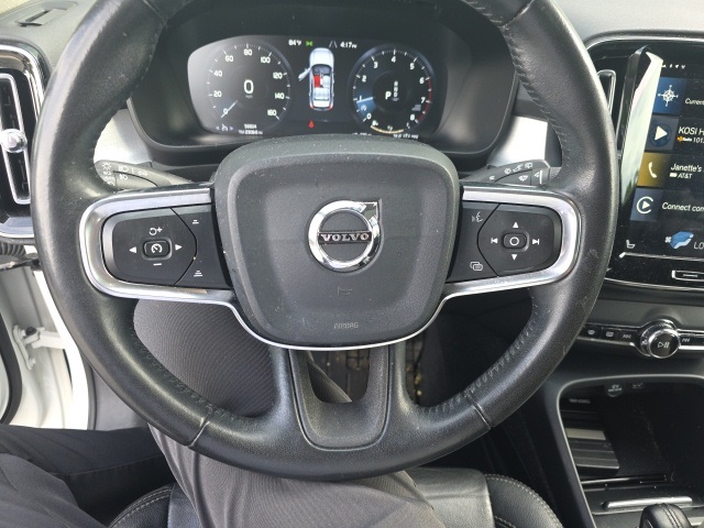 2019 Volvo XC40 Momentum photo 3