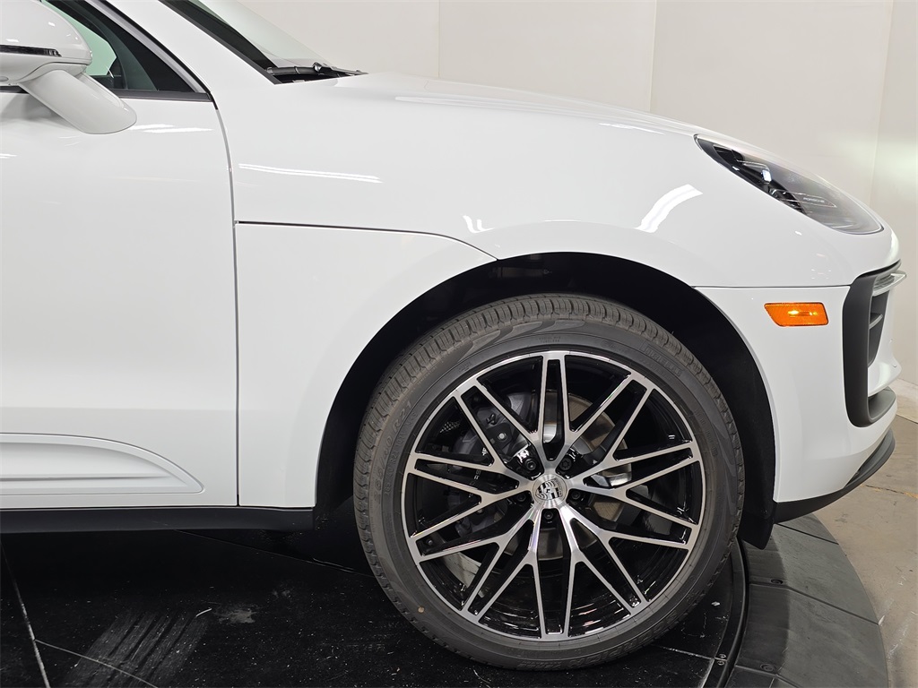 2026 Porsche Macan T photo 11