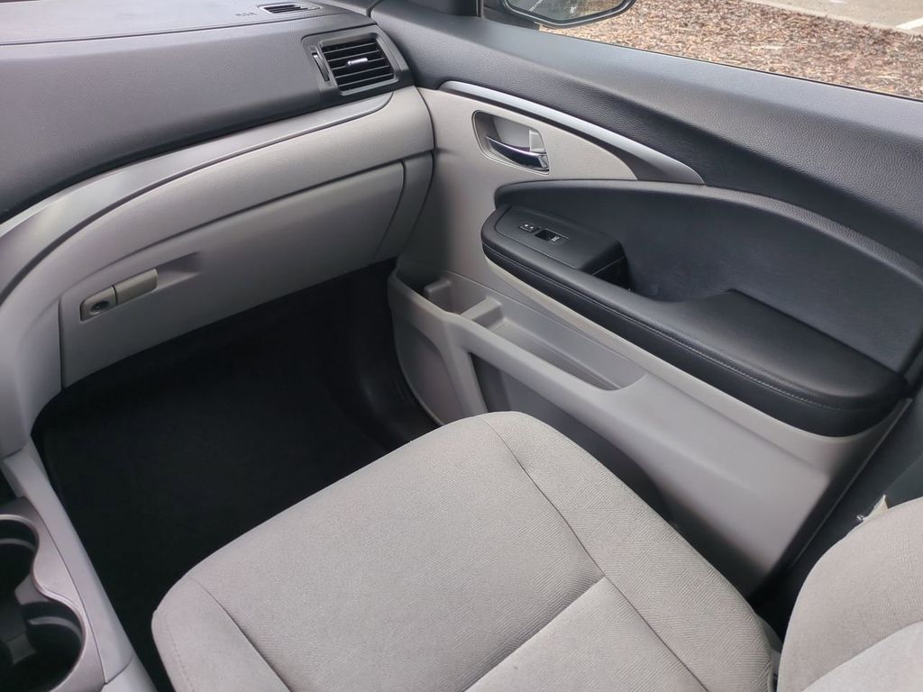 2020 Honda Pilot EX photo 16