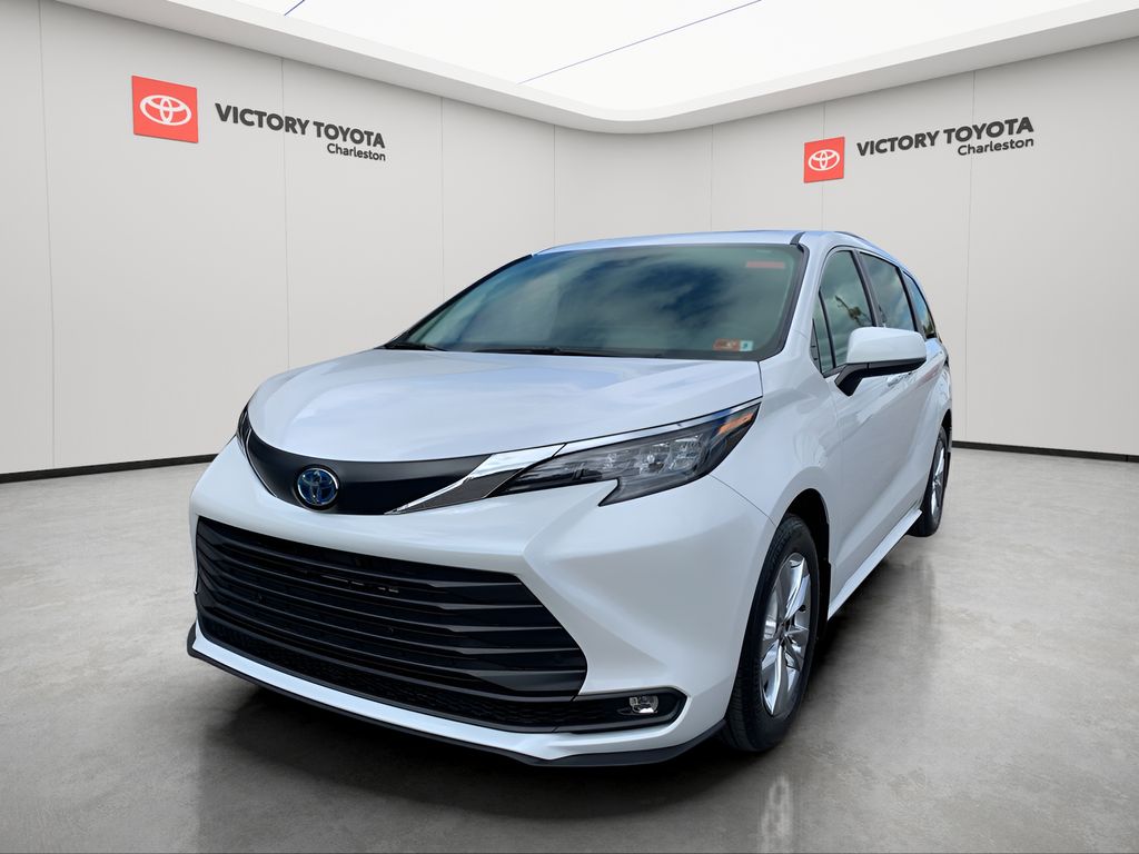 2025 Toyota Sienna XLE's photo