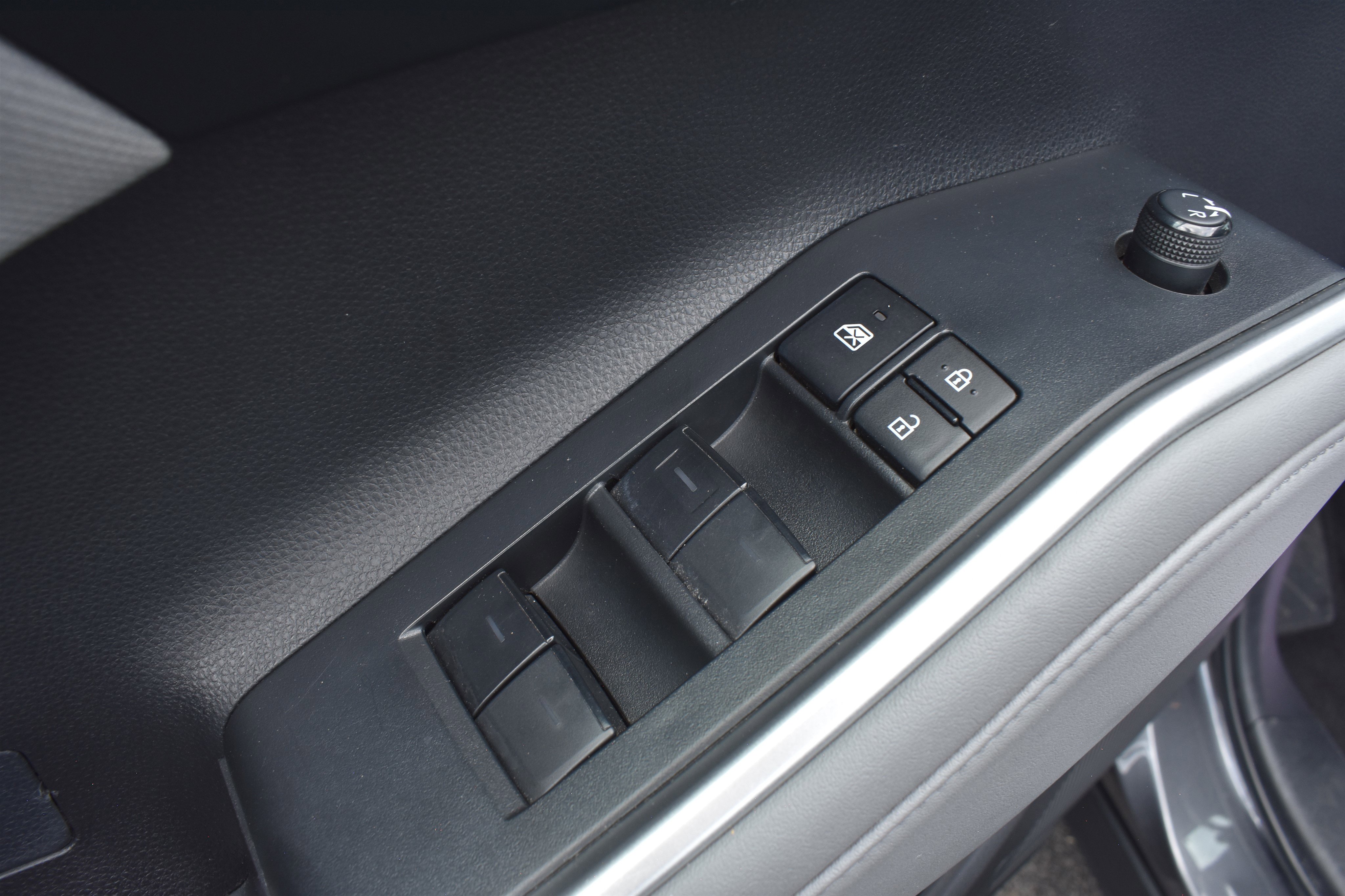 2023 Toyota Highlander L photo 4