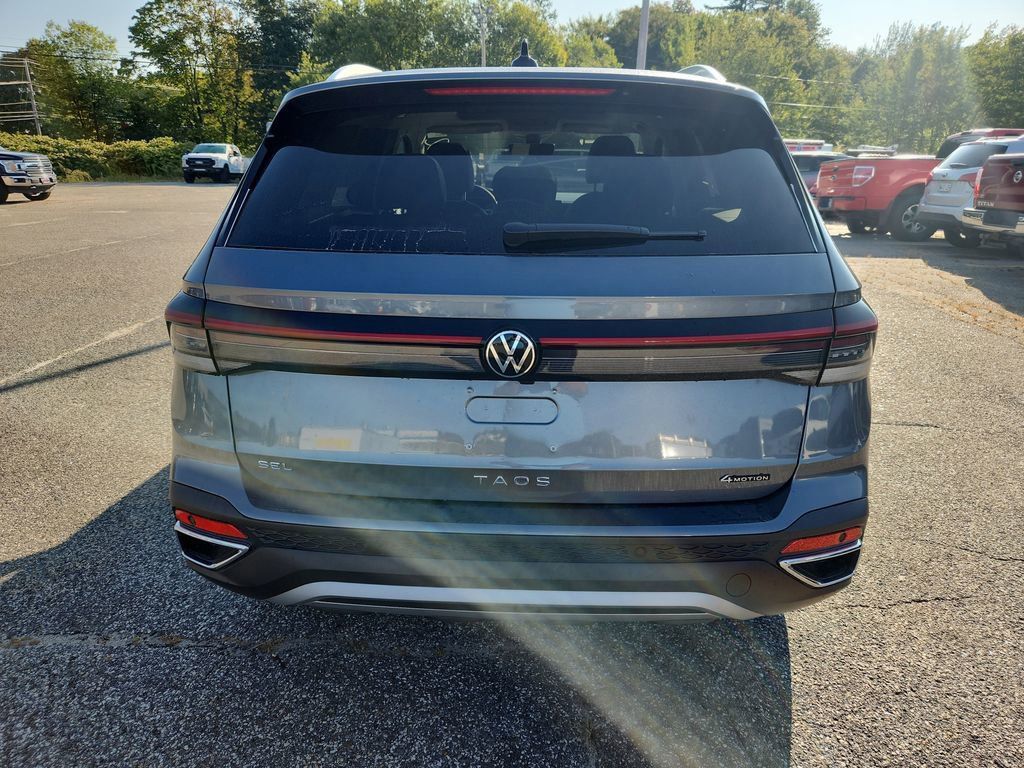 2025 Volkswagen Taos SEL photo 4