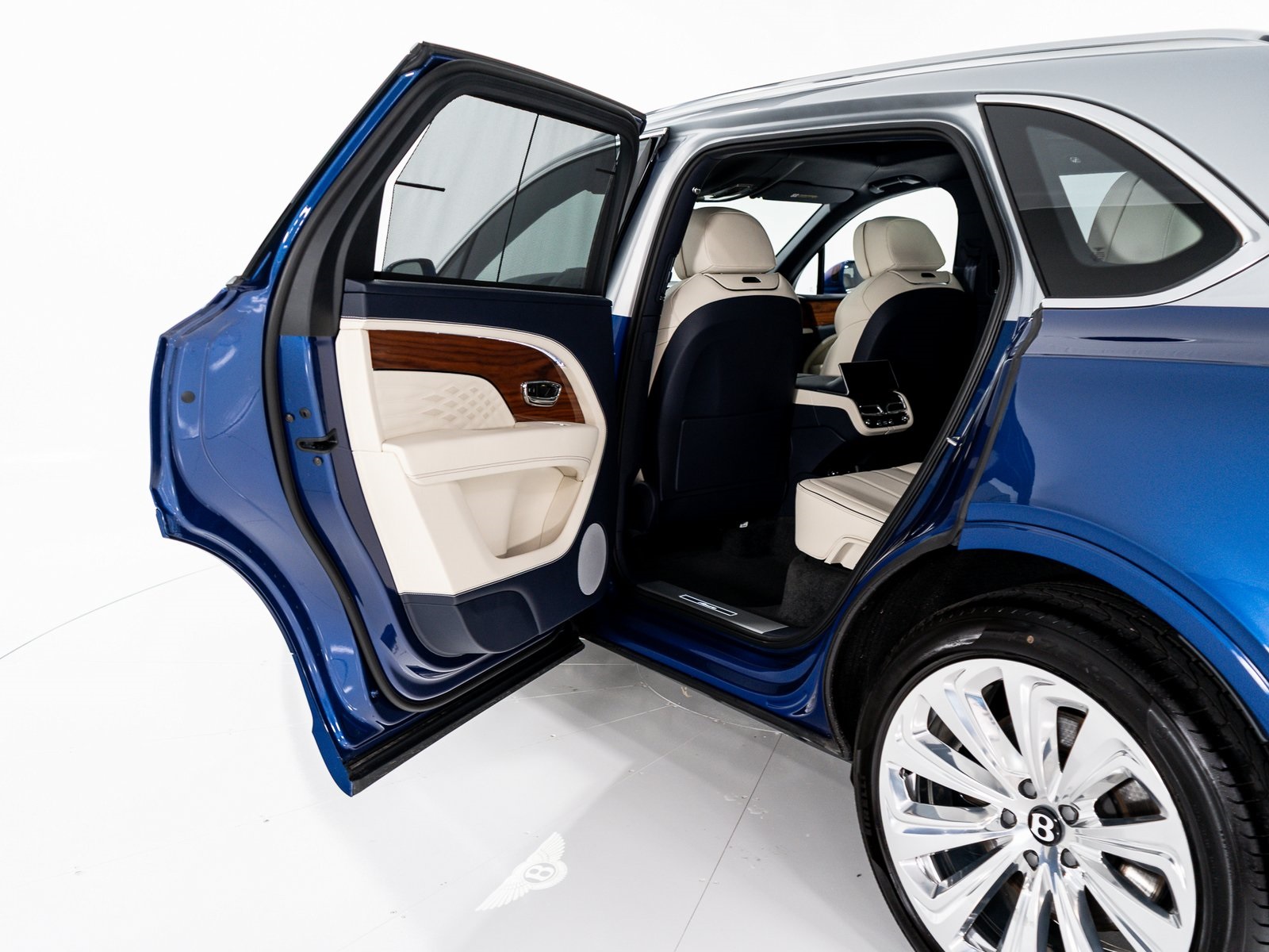 2025 Bentley Bentayga EWB Azure V8 photo 17
