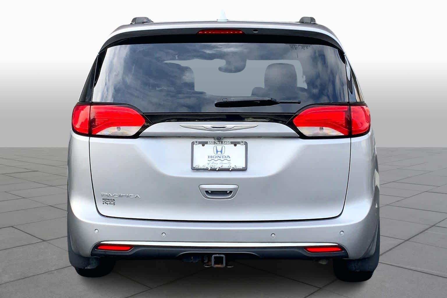 2017 Chrysler Pacifica Touring Plus photo 4