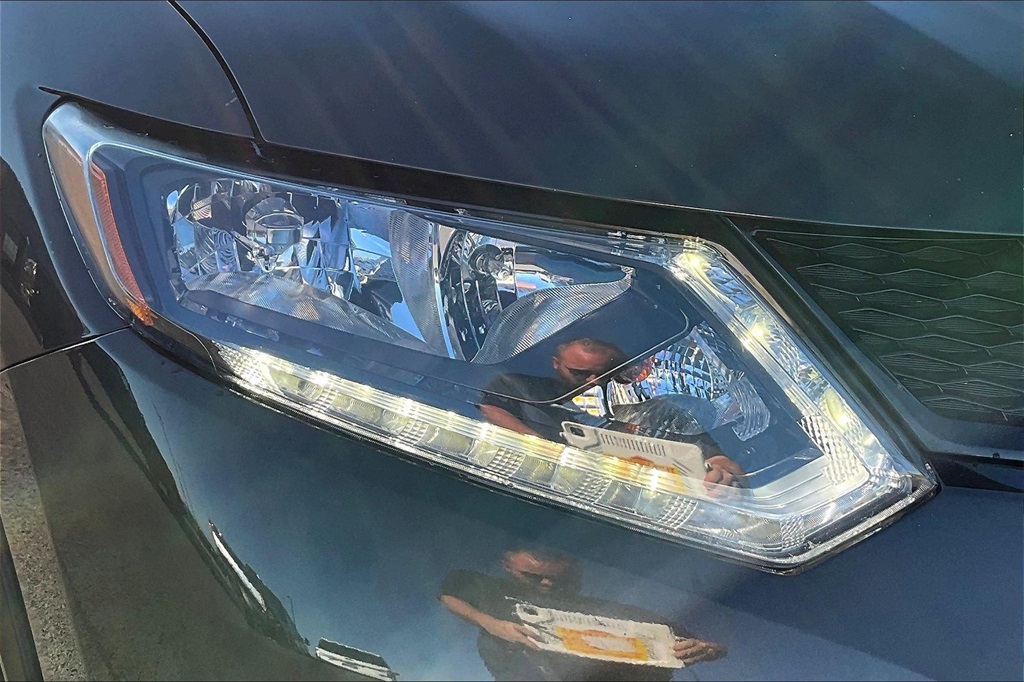 2016 Nissan Rogue SV photo 27