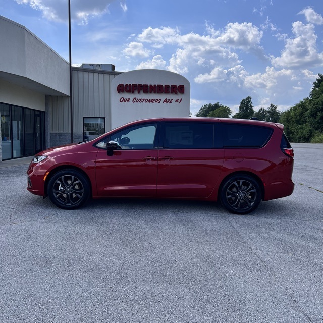 2026 Chrysler Pacifica Select's photo