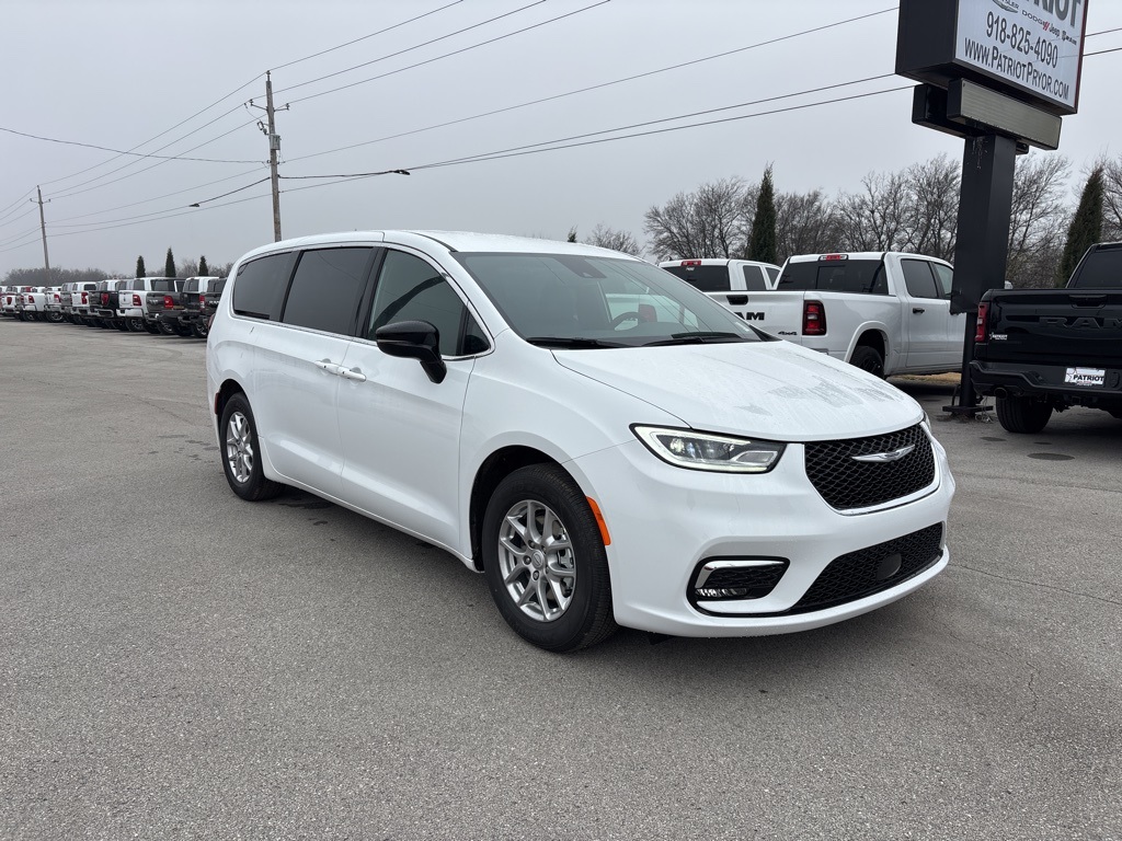 2026 Chrysler Pacifica Select's photo