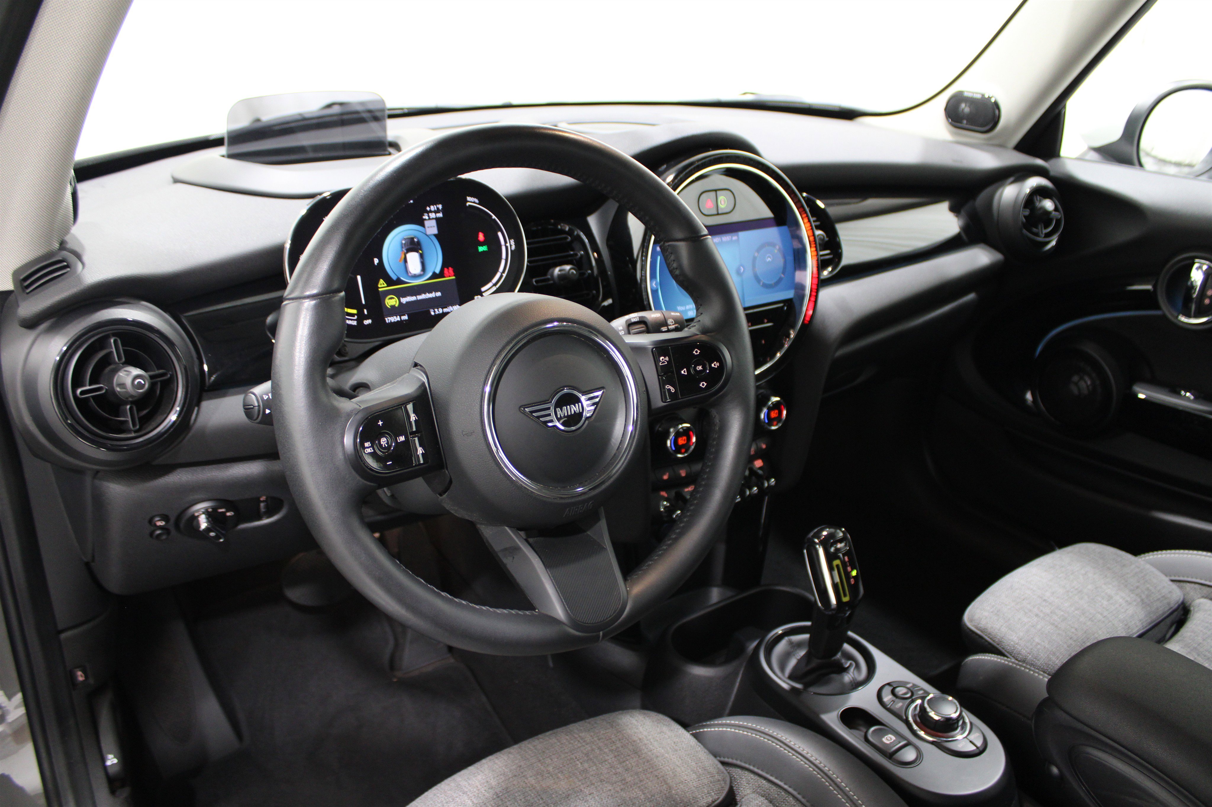 Used 2022 MINI Hardtop 2 Door SE with VIN WMW13DJ05N2R94381 for sale in Wichita, KS