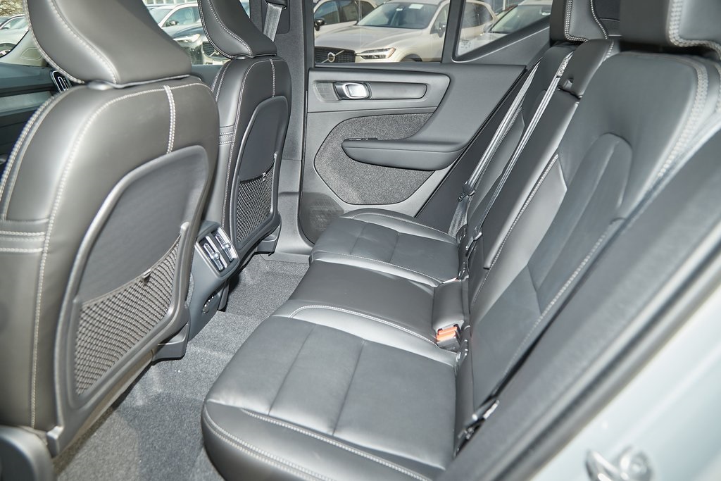 2025 VOLVO XC40 - Image 16