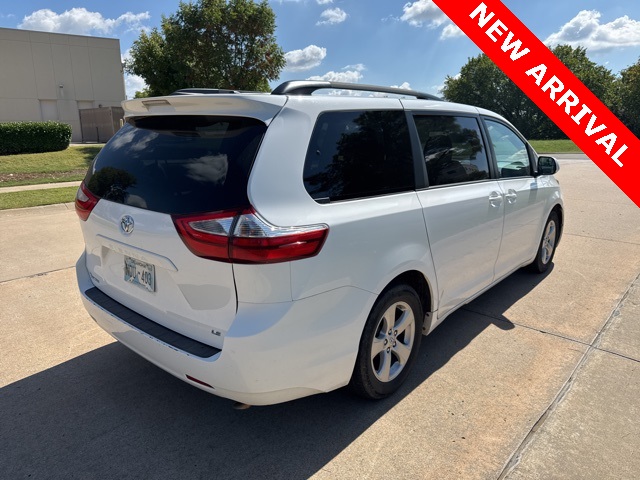 2015 Toyota Sienna LE photo 2