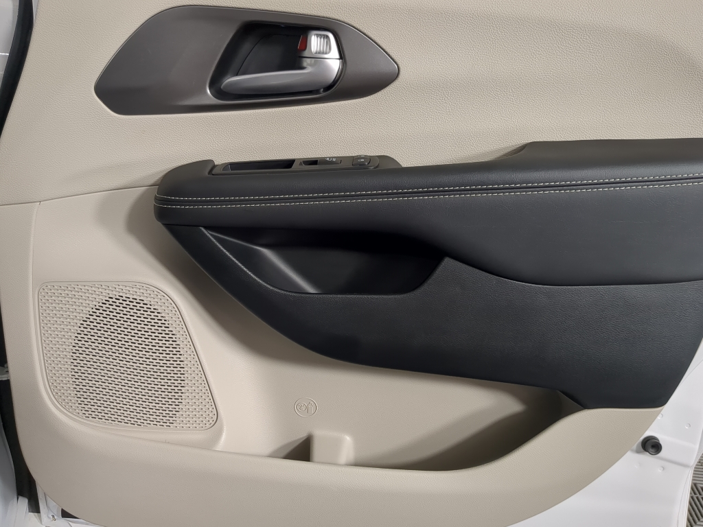 2024 Chrysler Pacifica Touring L photo 14