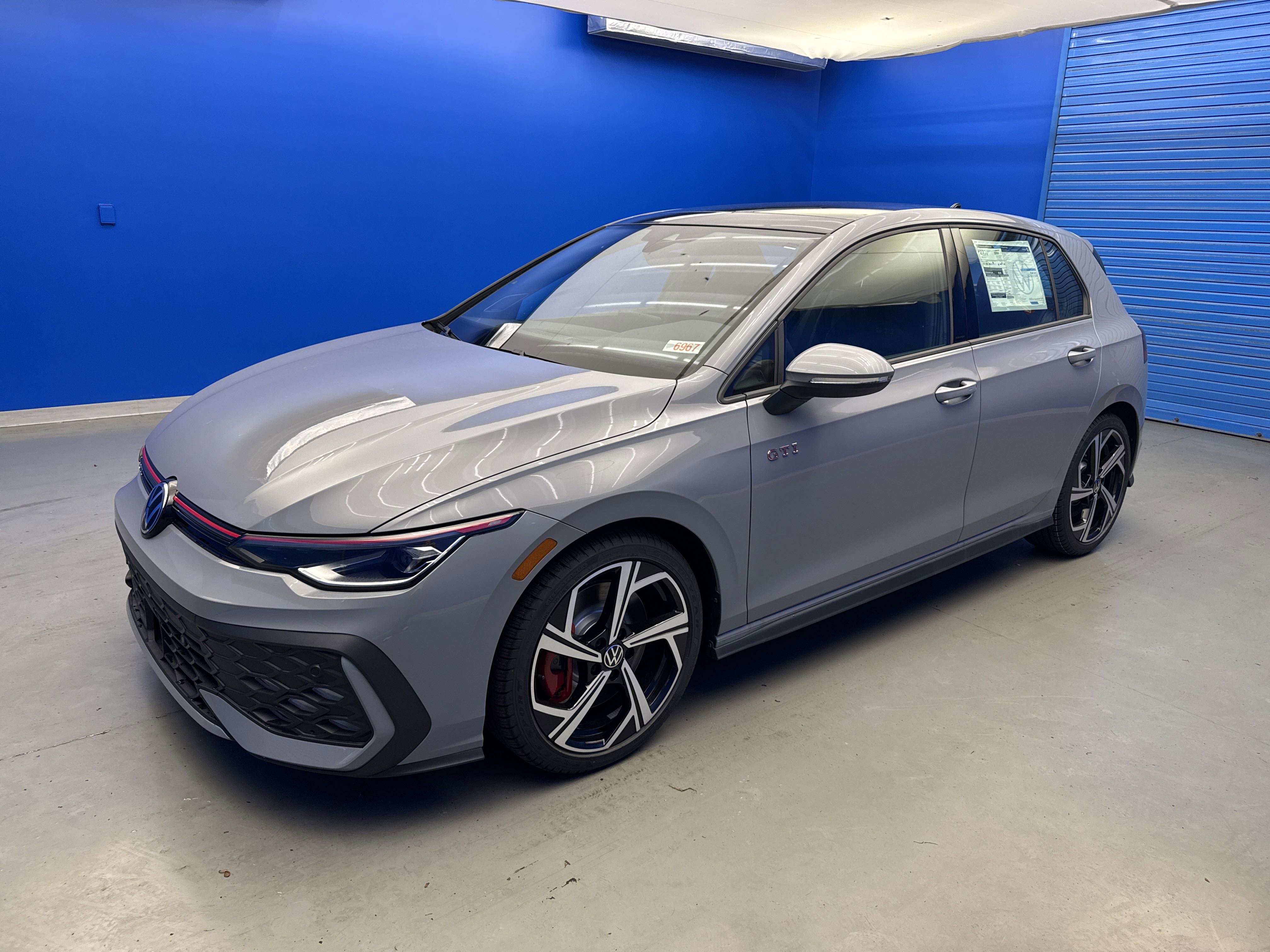 2025 Volkswagen Golf GTI SE photo 4
