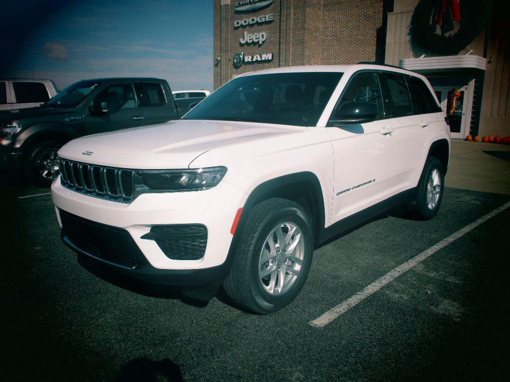 2025 Jeep Grand Cherokee Laredo X photo 3