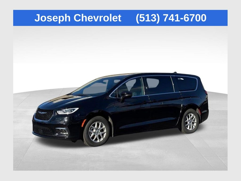 2025 Chrysler Pacifica Select's photo