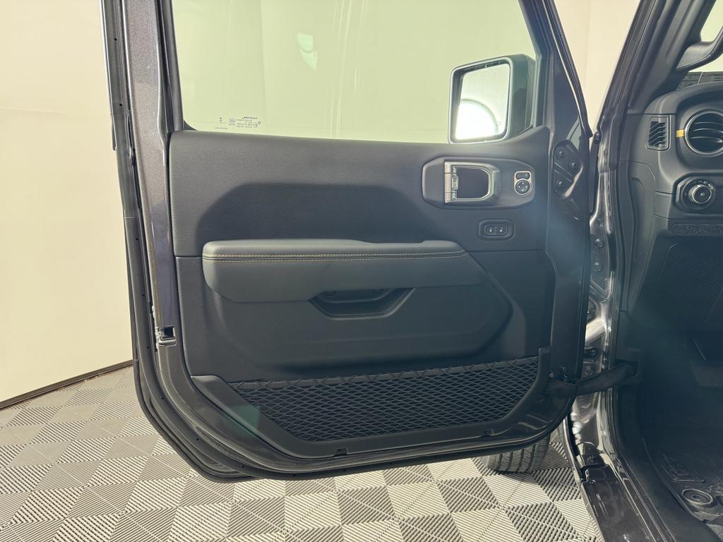 2025 Jeep Wrangler Sahara photo 44