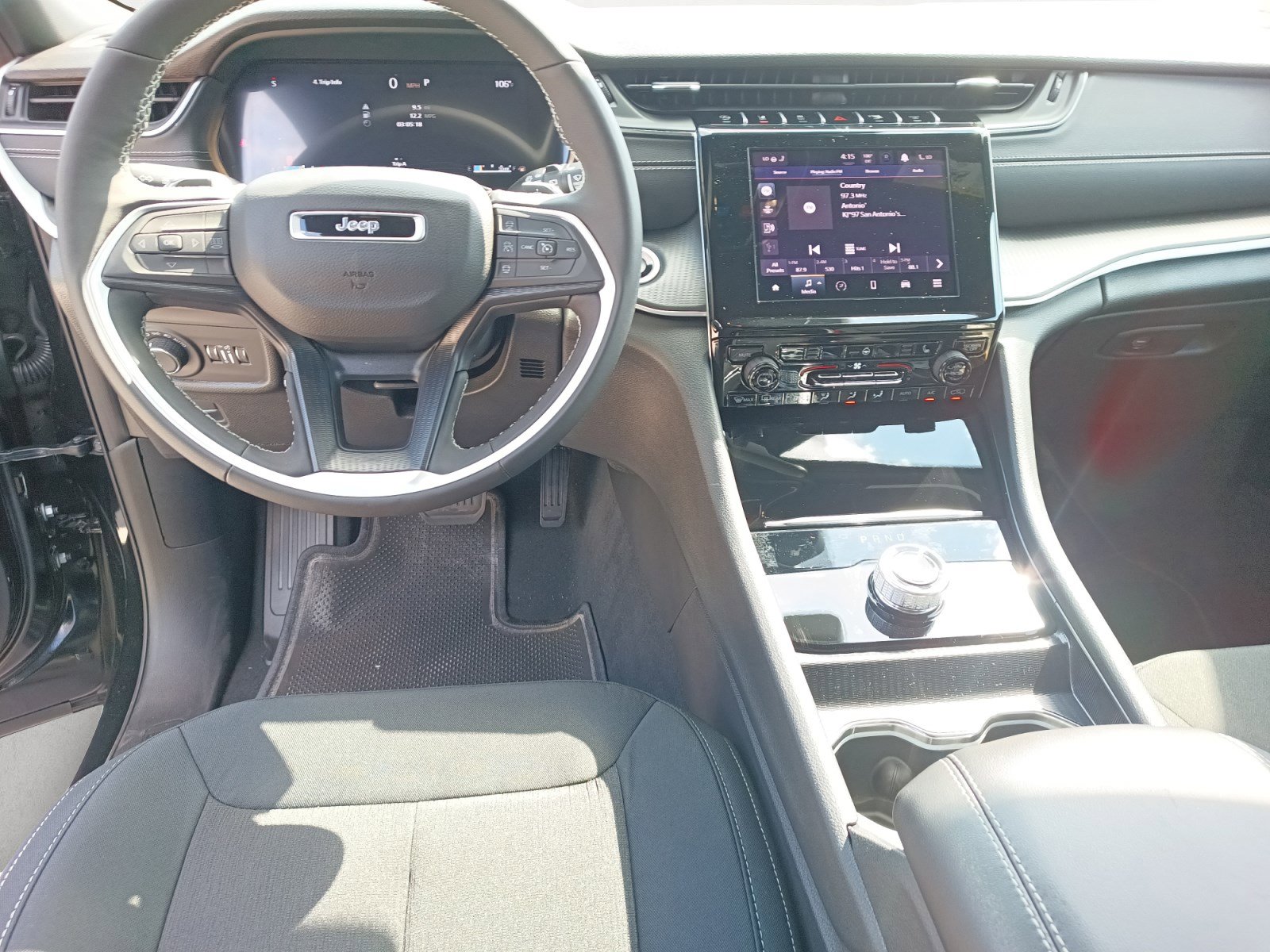 2025 Jeep Grand Cherokee Laredo photo 2