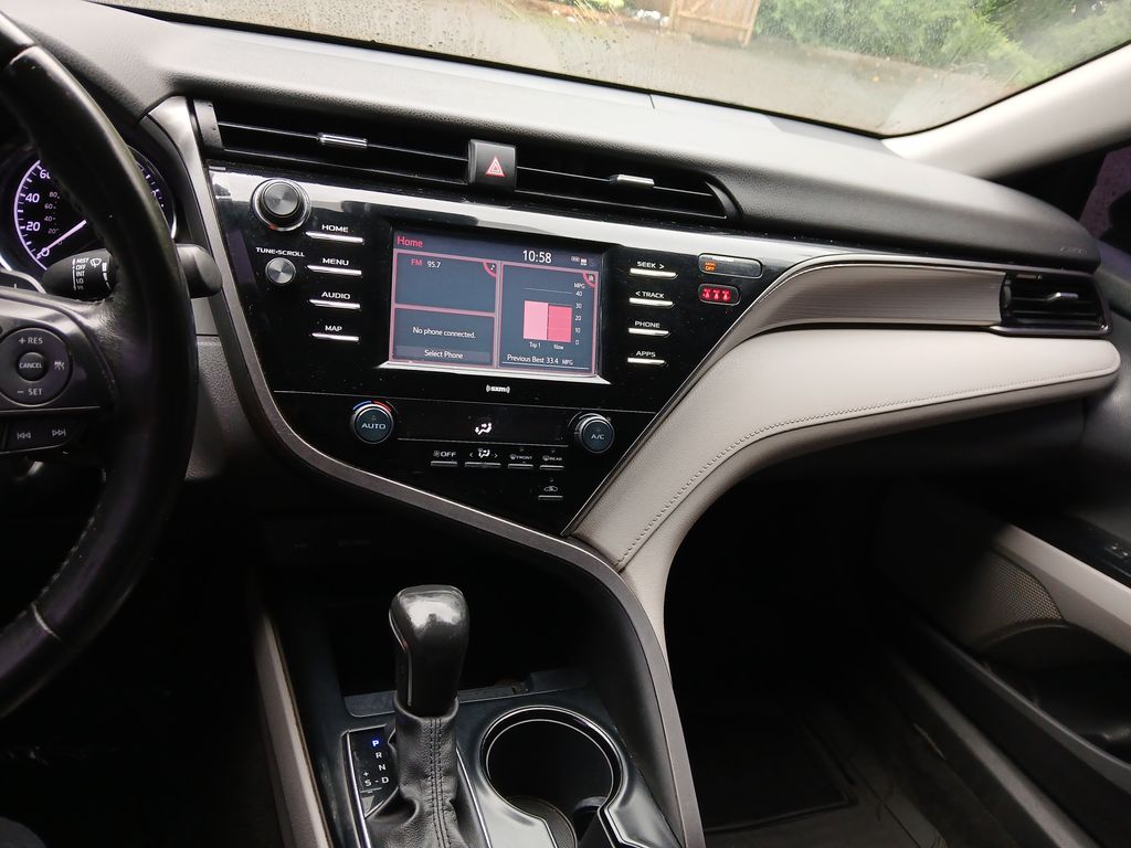 2020 Toyota Camry SE photo 17
