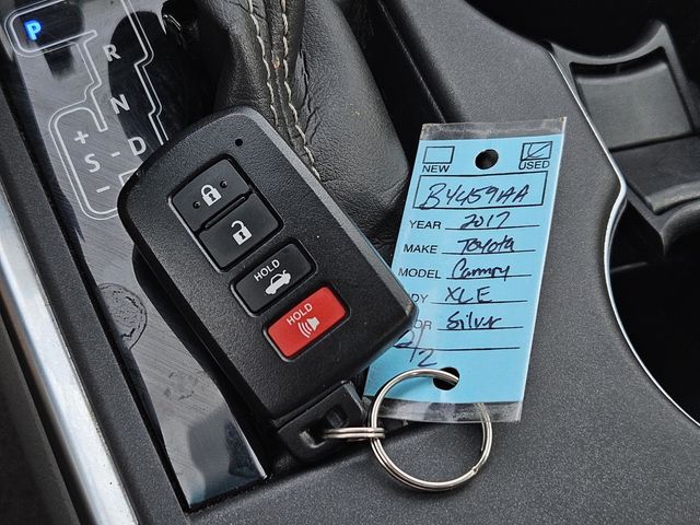 2017 Toyota Camry XLE photo 32