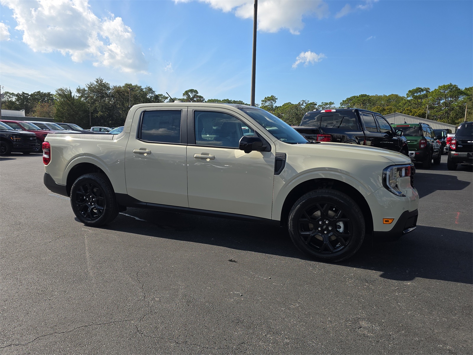 2025 Ford Maverick Lariat photo 2