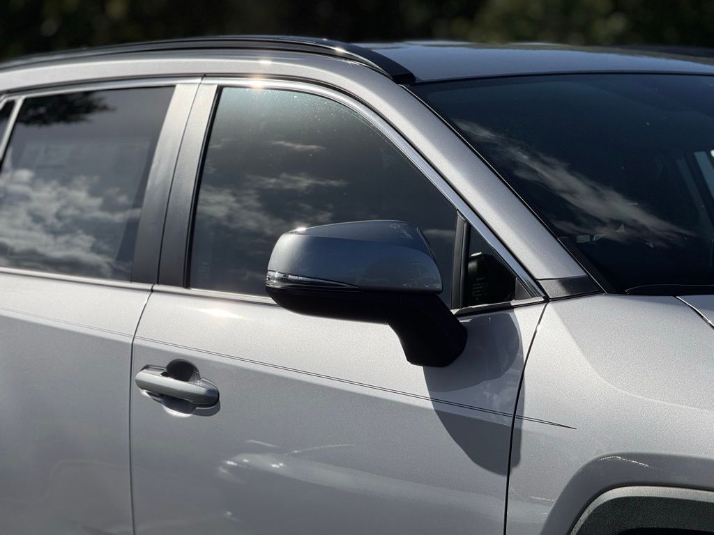 2025 Toyota RAV4 Hybrid XLE photo 4