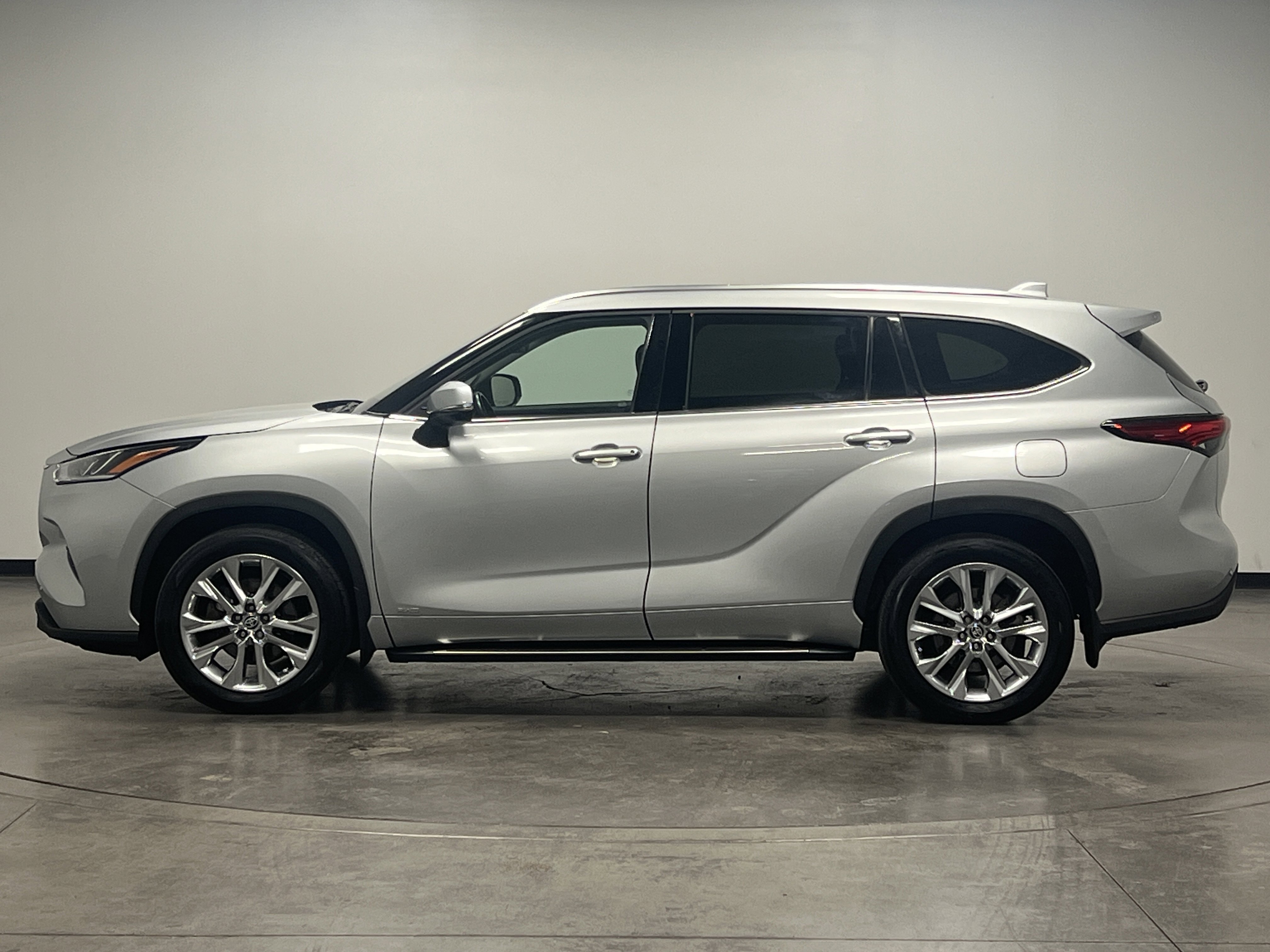 2023 Toyota Highlander Hybrid Limited photo 4