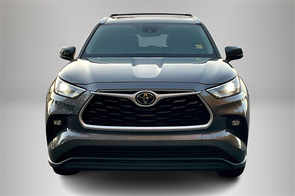 2021 Toyota Highlander XLE photo 2