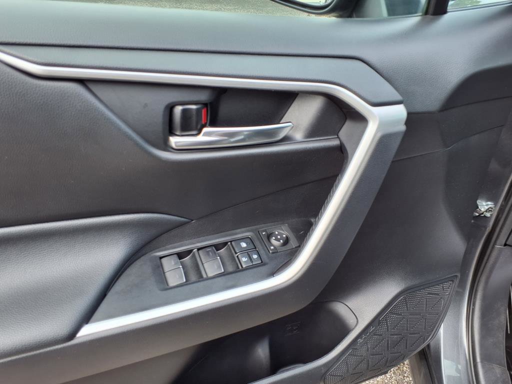 2022 Toyota RAV4 XLE photo 3