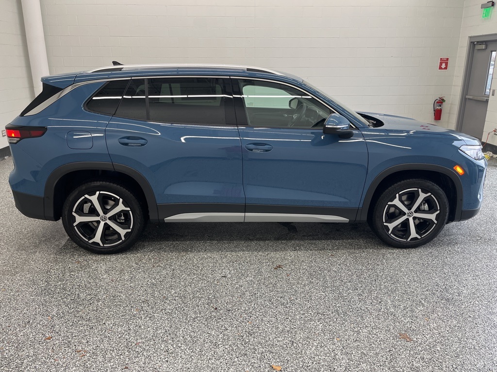 2026 Volkswagen Tiguan SE photo 3