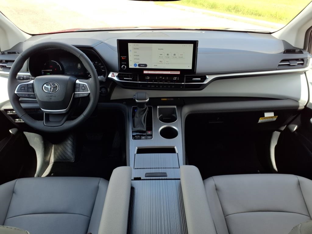 2025 Toyota Sienna XLE photo 11