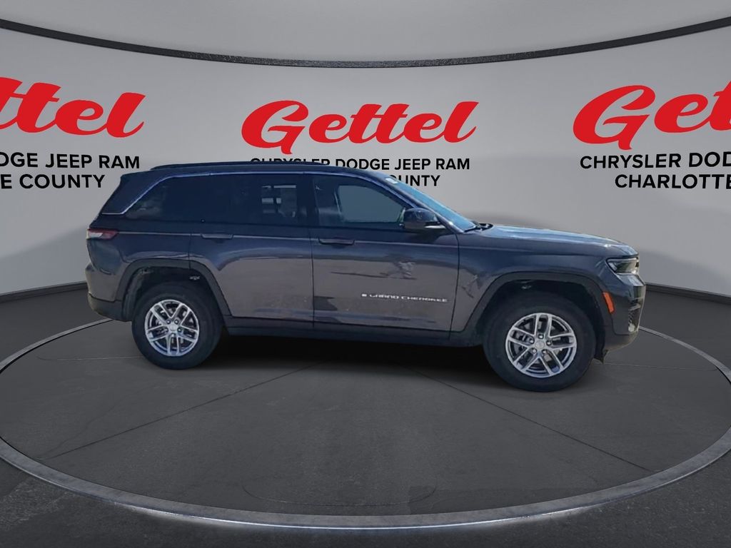 2025 Jeep Grand Cherokee Laredo photo 4