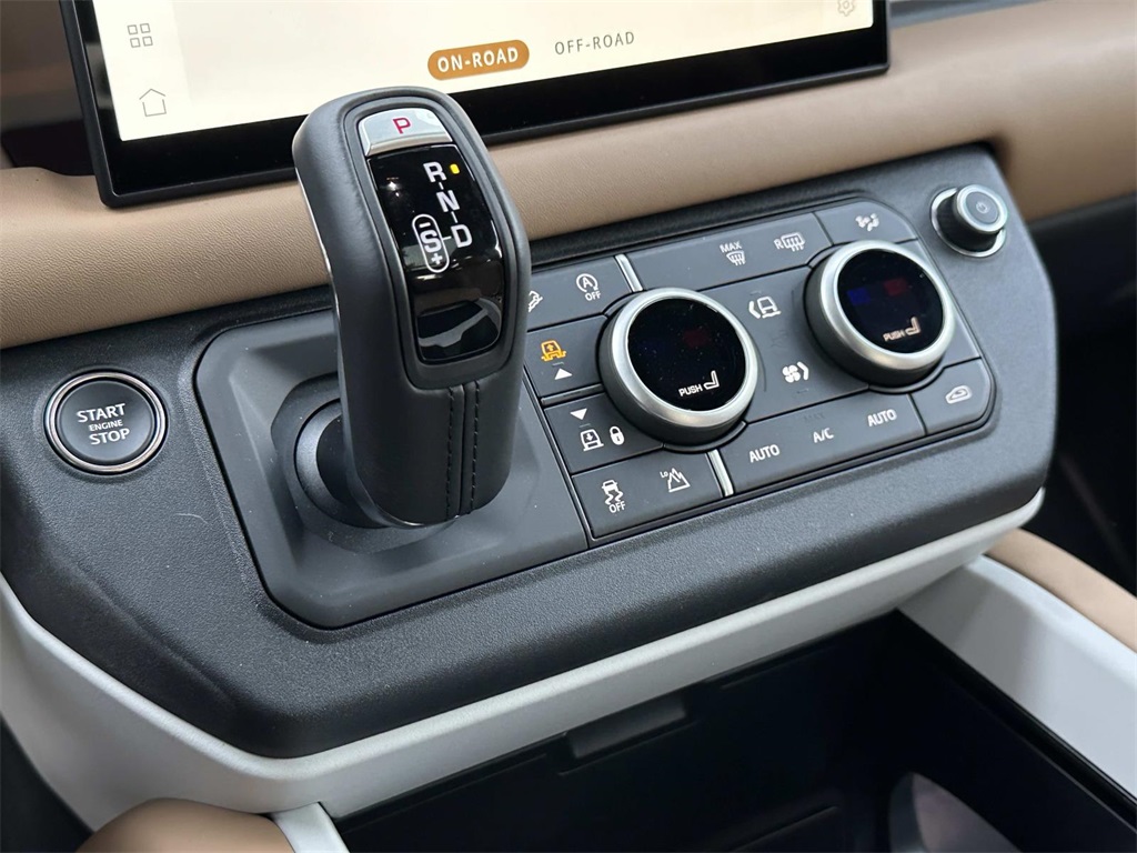 2025 Land Rover Defender 90 X-Dynamic SE photo 4