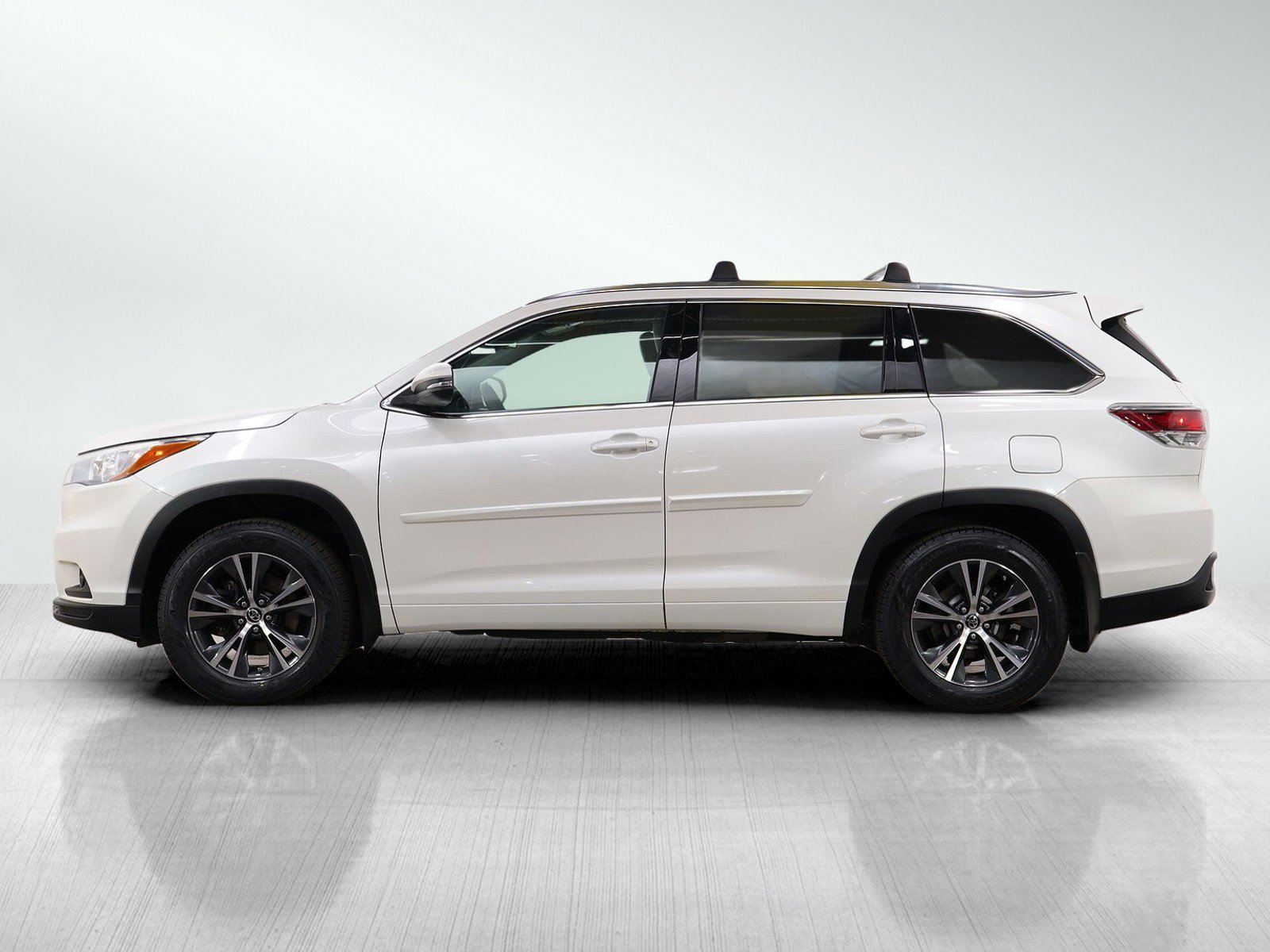 Used 2016 Toyota Highlander XLE with VIN 5TDJKRFH1GS341463 for sale in Bloomington, Minnesota